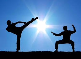 为什么外野背景墙必须是单一深色